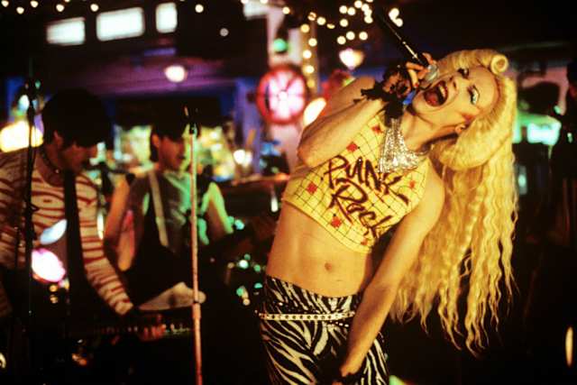 Técnicamente, ' Hedwig and the Angry Inch' no es una película adolescente, pero su fascinante historia puede servir de inspiración y motivación para aquellos jóvenes que se encuentren explorando su identidad de género . Este original musical aúna las sensibilidades post-punk y neo-glam para hablarnos de un músico genderqueer que lidera una banda de rock y descubrirnos el complicado pasado que le ha llevado a ser quien es. John Cameron Mitchell dirige y protagoniza el film, basado en el exitoso musical de teatro del mismo nombre, y que cuenta con un gran culto .