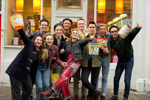 'Pride (Orgullo)' fue una de las sorpresas más agradables de 2014. Matthew Warchus dirige esta película basada en hechos reales que recrea la conmovedora alianza entre un grupo de activistas LGBT del Reino Unido y el Sindicato Nacional de Mineros durante el verano de 1984. Se trata de un auténtico crowd-pleaser que no solo es recomendable para el público más joven, sino para todo el mundo en general, ya que promueve un precioso mensaje de tolerancia y compañerismo. El mundo sería un lugar mejor si más gente viera esta película. De hecho, es perfecta para que los adolescentes la vean en compañía de sus padres . Cuando termine, poco más hará falta decir.