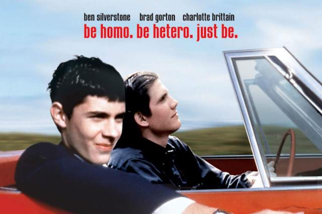 Aunque no está entre las películas LGBT más conocidas,  'Get Real' tuvo bastante repercusión en los adolescentes de los 90 . Esta cinta británica de 1998 nos presenta a Steven Carter, un estudiante de 16 años que desde los 11 sabe que es homosexual y ha decidido aceptar su orientación, con el apoyo de su mejor amiga. Steven sufre  bullying  por parte de sus compañeros y oculta su sexualidad a sus padres. Un día, el joven descubre que el atractivo deportista y objeto de deseo de todas las chicas del instituto también es gay. 'Get Real' utiliza los  tópicos del cine de inadaptados  para realizar una  comedia romántica gay  que en su día marcó a muchos adolescentes.