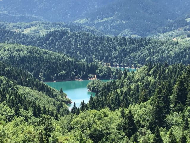אגם פלאסטיראס - משתלב בטבע למרות שנוצר בידי אדם