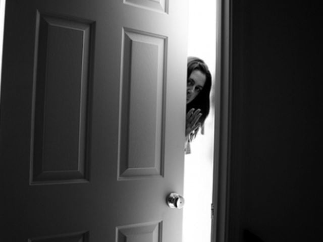 She close the door