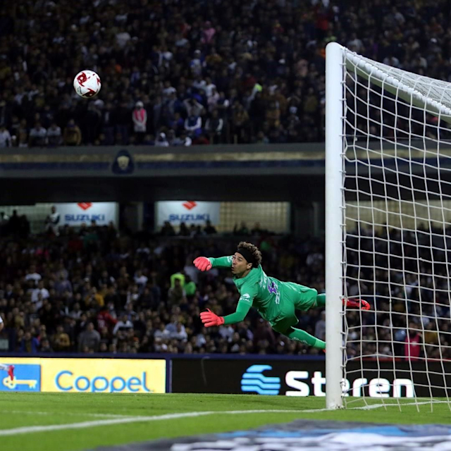 Años en Europa: 8Edad al dejar Europa: 34 años Al guardameta le ganó el corazón. Después de un desaire de los dirigentes del Standard de Lieja, donde se había consolidado, el arquero tricolor prefirió volver a México para llegar al América, donde ya disputó otra Final.