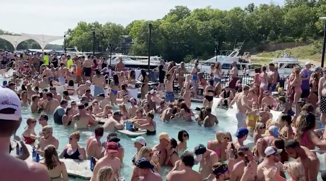 Personas asisten a una fiesta masiva en Misuri el 23 de mayo.
