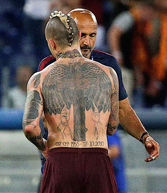 Llevan Futbolistas Arte En La Espalda
