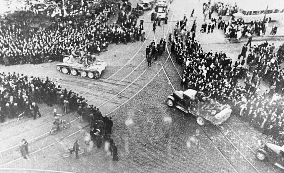 Los habitantes de Riga reciben a las unidades del Ejército Rojo (1940)