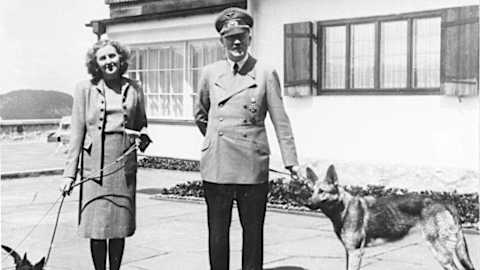 Eva Braun, junto a Adolf Hitler, junio de 1942.-  