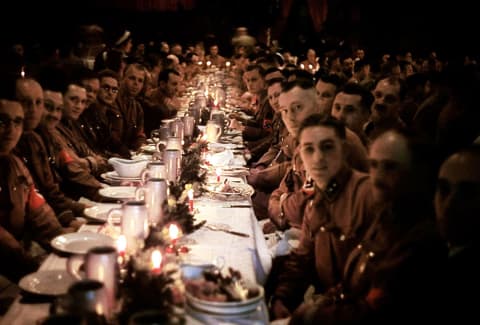 Una mirada a la intimidad nazi: la fiesta navideña de los soldados organizada por Hitler (+ Fotos)