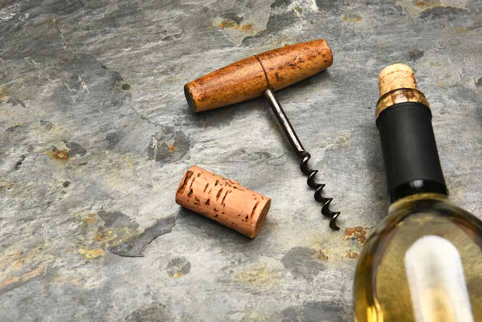 Tapa siempre la botella abierta de vino mediante su propio corcho. Si el corcho está dañado, utiliza un tapón especial para vino. Asegúrate de que queda bien cerrado y no entra aire, esto es fundamental. Si no vas a beberte todo el vino, tápalo después de servir cada copa. Un último apunto, poner una cucharita en las botellas de Cava, Champagne o espumosos no sirve para nada, es un mito, el gas se escapa rápidamente y el vino se estropea.