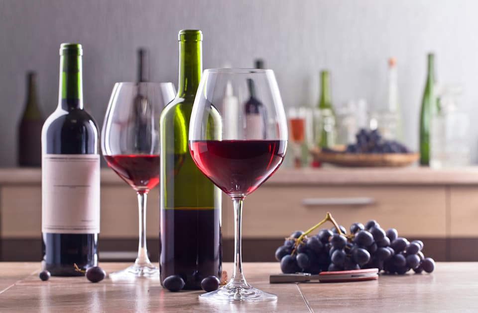 Si tienes una botella vacía de tamaño menor, por ejemplo una media botella de 37,5 cl. o similar, límpiala y no la tires, es una gran herramienta de conservación del vino. Abre la botella de vino que vas a consumir e inmediatamente vierte con suavidad la mitad en la botella pequeña hasta arriba y tápala. Con este simple gesto la botella de menor tamaño quedará cerrada al vacío, sin aire en su interior, y con el vino en muy buen estado. Utiliza la mitad abierta para servirte el vino, si necesitas más utiliza la media botella cerrada, sino guárdala siguiendo los puntos anteriores y conservarás el vino en óptimas condiciones. 