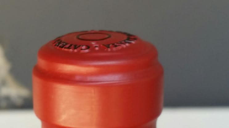 Si ves que la capsula está fuera de lugar, que sobresale, bien porque el corcho está salido y la empuja, bien por la presencia de aire, descarta esa botella, posiblemente ha sufrido golpe de calor y el vino estará estropeado. La cápsula debe encontrarse siempre correctamente sellada y fijada al cuello de la botella.