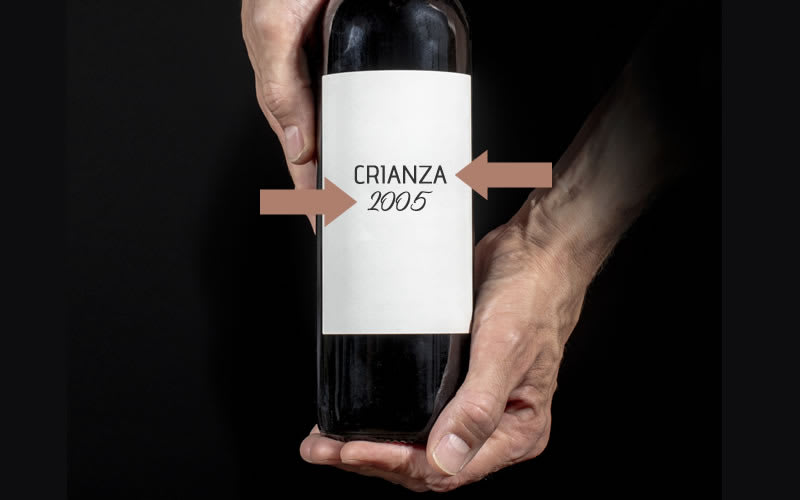 Si en la etiqueta figura "crianza" o nada (lo que indica que es un vino joven) y el año de la cosecha es mayor los cinco años desde el presente, descarta esa botella. Teniendo en cuenta el periodo óptimo de consumo de estos vinos es posible que el vino se encuentre en declive. Esta regla no aplica a vinos reserva o gran reserva.