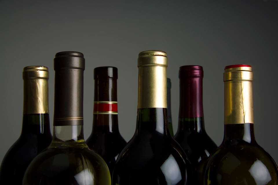 Revisa la capsula con la mano, debe estar firmemente adherida al cuello de la botella, no puede estar suelta o floja. Si encuentras algún resto de vino o corcho en torno a la cápsula esto será señal de que su vino ha empezado a evaporarse y puede estar oxidado. Descarta la botella.