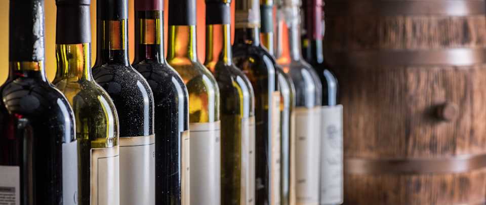 Una etiqueta húmeda o enmohecida revelará un índice de humedad demasiado elevado. Esto no implica que el vino haya sufrido daño alguno, pero existe cierto riesgo de contaminación por el moho que podría extenderse.