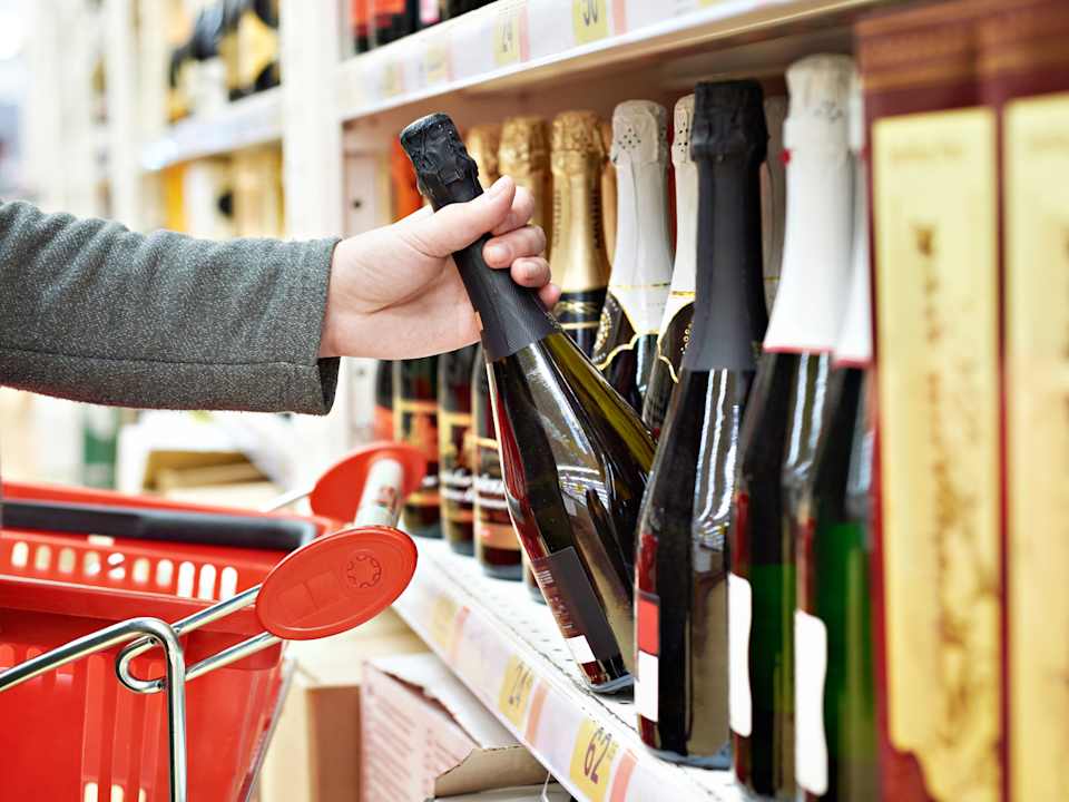 El vino es un producto que no permite grandes 'florituras' comerciales en el precio a los detallistas, por ello desconfía de grandes descuentos y ofertas especialmente en botellas individuales. En el vino suele ser más habitual los descuentos por volúmenes de compra.