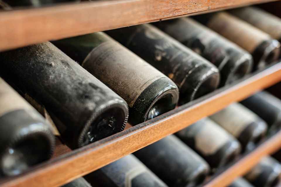Comprueba el buen estado general de la botella. Revisa que la botella esté en buen estado en general, la etiqueta entera sin decolorar, la botella limpia sin restos de humedad y sin olores. Evita vinos que se encuentren en mal estado de conservación. En tiendas o supermercados, especialmente aquellos ubicados en estanterías luminosas o cerca de fuentes de calor.