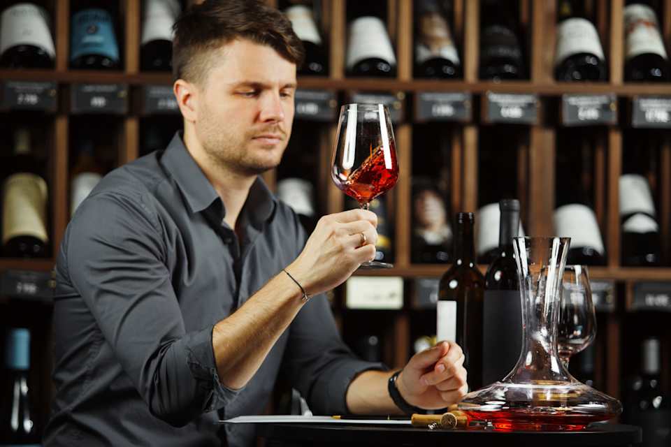 La primera de las condiciones que debe cumplir un buen vino es el equilibrio. El equilibrio es la relación entre cuatro elementos esenciales del vino: el dulzor, la acidez, el tanino y el alcohol. Un vino es equilibrado cuando ninguno de ellos predomina sobre otro, es decir nada resalta al probarlo, ni un tanino agresivo, ni un dulzor inadecuado, ni una acidez exagerada, ni un excesivo predominio alcohólico. La mayoría de los vinos pueden parecer equilibrados a mucha gente, el secreto para saber si algún elemento desentona es acompañar el vino con comida. El vino equilibrado acompaña perfectamente la mayoría de platos.En el vino se produce un juego de fuerza: el tanino y la acidez son elementos endurecedores, hacen que el vino resulte más duro en la boca, mientras que el alcohol y el azúcar son elementos suavizadores. El equilibrio en el vino es, por tanto, la interrelación entre sus aspectos duros y suaves, así como un indicador clave de su calidad.