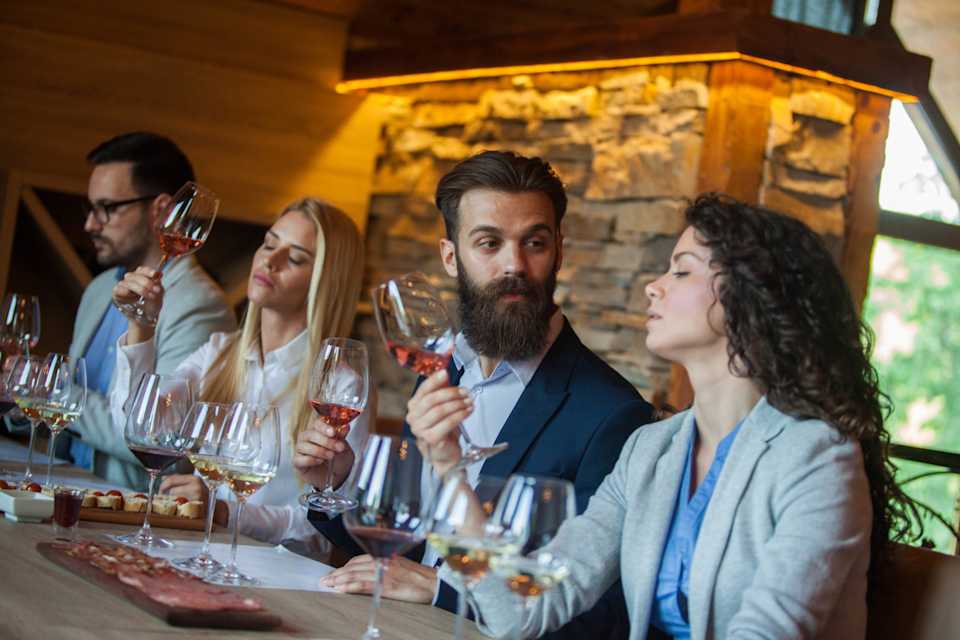 Nada tiene de malo un vino correcto, simple y directo. Pero un vino que tiempo después sigue revelándonos cosas diferentes sobre sí mismo será mucho más interesante. Un vino complejo sigue descubriéndonos siempre una nueva impresión o un nuevo sabor a cada trago, y estos vinos se consideran de mejor calidad.