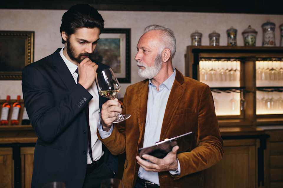 Un vino con carácter es aquel, que al igual que las personas, refleja una característica personal, normalmente procedente del terruño. Un vino con carácter refleja su marcada tipicidad por sus variedades de uvas, por sus regiones, por sus aromas, por su mineralidad...