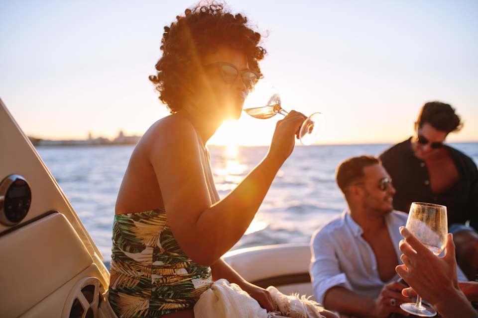 El frío o el calor puede acentuar o mitigar las sensaciones gustativas dulces, ácidas, saladas o amargas, es por ello que resulta tan importante servir el vino a la temperatura adecuada. Lo disfrutarás mucho más.