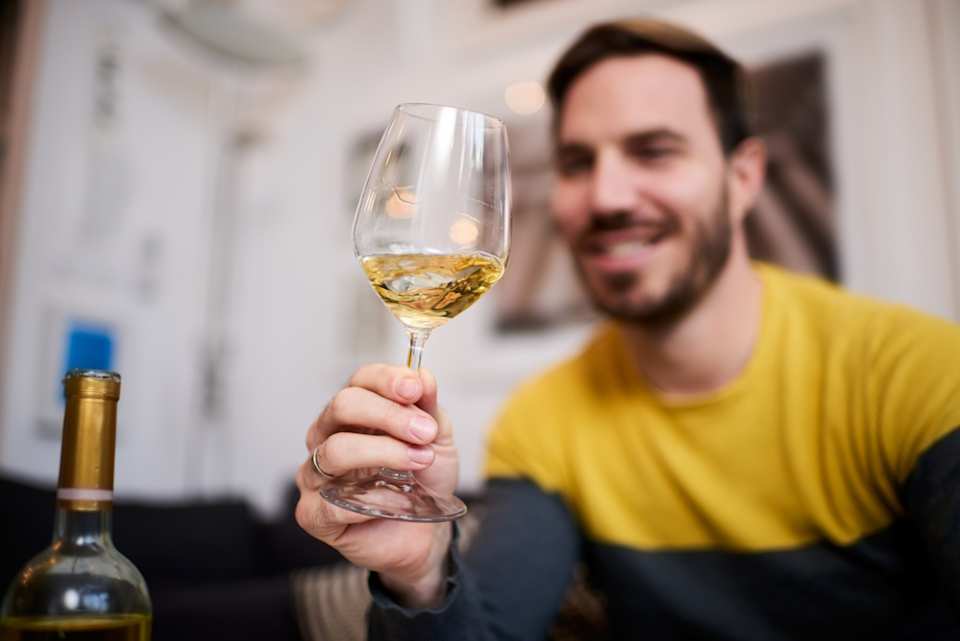 Es la sensación opuesta a la anterior y donde tampoco la temperatura del vino tiene influencia. En esta ocasión la sensación de "frescor" la otorga la acidez del vino, y al igual que en el caso del alcohol, un exceso puede ocultar aromas y volver el vino demasiado agrio.