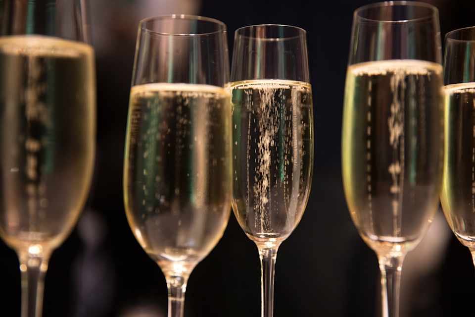 El gas carbónico disuelto en pequeñas cantidades en vinos (como el Cava, el Champagne o los vinos de aguja) producen en la lengua y en la boca la característica sensación táctil de picor, que siempre que acompañen a la sensación de frescura anterior resulta agradable. Las burbujas mejor que sean pequeñas y finas para que el picor sea una delicada caricia en la boca y el vino resulte placentero.