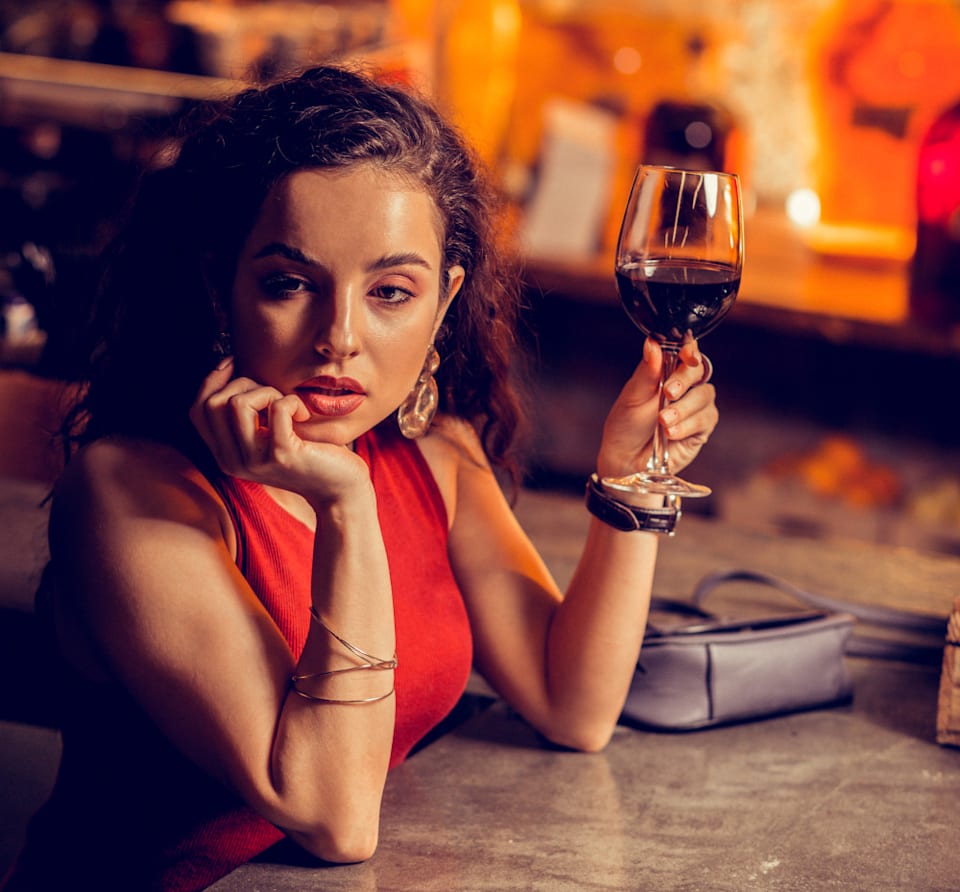 La astringencia o aspereza de los vinos es una sensación típicamente táctil, donde los taninos resecan la boca y las papilas potenciando la sensación amarga. En su justa medida, esta sensación puede resultar agradable, especialmente en el acompañamiento de ciertos platos. En exceso puede volver muy "duros" los vinos.
