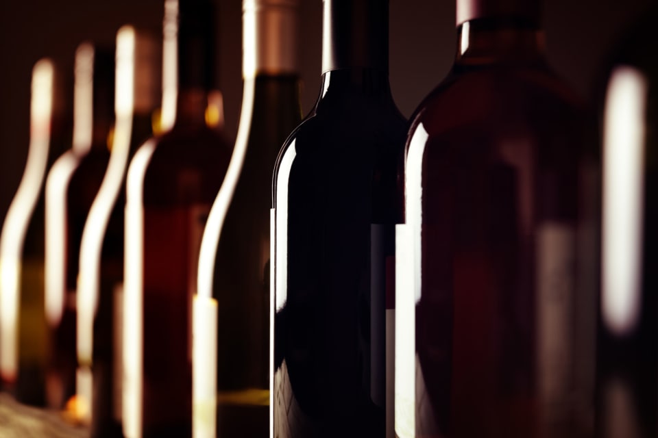 Durante la fase de reducción el vino pierde algo de sus aromas frutales característicos de su juventud, para desarrollar perfumes más sutiles e interesantes que marcan su madurez.