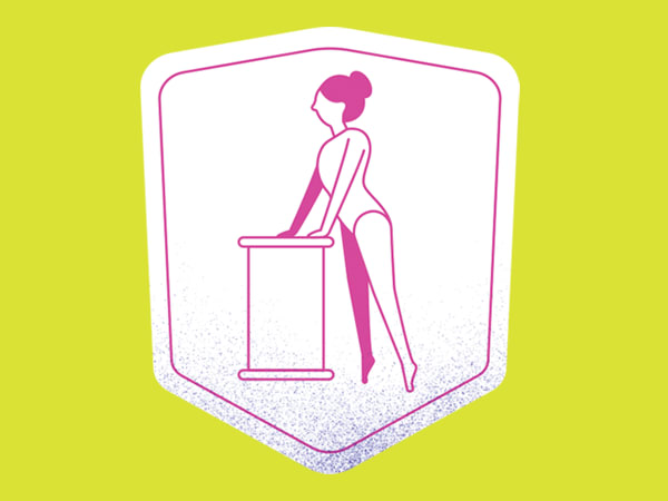 Em pé, busque o apoio de uma cadeira ou mesa. Equilibre o corpo, faça a contração e levante os calcanhares por mais ou menos cinco segundos.