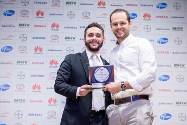 Diogo Sponchiato recebe troféu de Renan Magalhães, da Bayer, durante Prêmio Especialistas