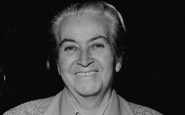 Gabriela Mistral (1889-1957) fue la primera mujer suramericana en ganar un premio Nobel. Sus escritos –en su mayoría poesía-, narran de forma clara y directa emociones fuertes como el amor, la nostalgia, la desolación y la agonía. Sus escritos estuvieron influenciados por el modernismo y por los problemas socioculturales de su país natal Chile. Sus obras más famosas son “Desolación” (1922) y Ternura (1924).


Ganó el premio "por su poesía lírica que, inspirada en emociones poderosas, ha hecho de su nombre un símbolo de las aspiraciones idealistas de todo el mundo latinoamericano".