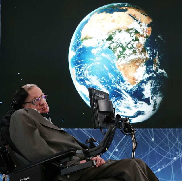 Stephen Hawking (1942-2018). Es considerado una de las mentes más brillantes de todos los tiempos. Fue un físico teórico y divulgador científico británico, conocido por sus aportes sobre la teoría de la relatividad, los hoyos negros, el origen del universo, entre otros temas notables. Pese a que Hawking padecía de una enfermedad motoneuronal que lo dejó casi paralizado –solo tenía movilidad en los ojos-, esto nunca le impidió continuar con sus estudios. Lo diagnosticaron a los 21 años y murió a los 76 años.