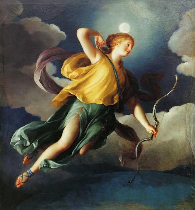 Se le relaciona con la diosa romana "Diana". Ambas cumplen las mismas funciones y son representadas con rasgos similares: una luna que le adorna la cabeza.. 