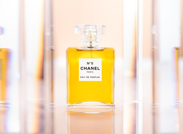 If you've ever stepped out without perfume on and felt naked, you're not alone. It's an unspoken law that french girls always smell amazing, and with a host of chic designer fragrances to choose from we can see why... Our favourite? Chanel OF COURSE! And who doesn't love Chanel No.5 ? the ULTIMATE cult classic fragrance, Marilyn Monroe famously declared it was the only thing she wore to bed... Ooh la la! Created in 1986, this feminine scent contains top notes of peach and bergamot and heart notes of rose and jasmine on a bed of sandalwood.