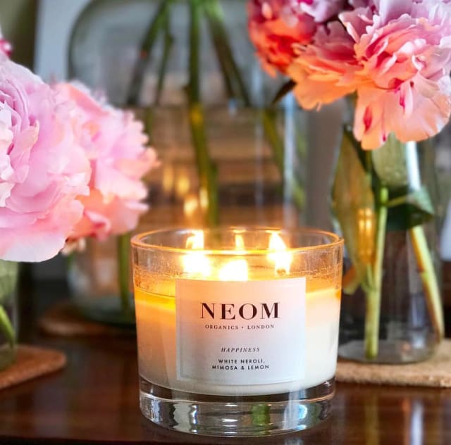 Candles are the very definition of cosy. A small gesture that goes a long way, the right candle can transform your home into a warm, inviting space that you'll never want to leave. We love the Real Luxury candles from Neom Organics. Made from a complex blend of natural vegetable wax, each candle is hand poured and contains only the purest essential oils and 100% natural fragrance. Darker days got you feeling down? Scent To Make You Happy™ is expertly blended with white neroli, mimosa and lemon to help you balance your emotions and feel more positive. Perfect for those rainy Sunday afternoons! 