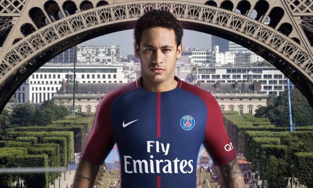 В 2017 году французский клуб "Пари Сен-Жермен" выкупил Неймара за рекордные 222 миллиона евро. Таким образом он стал самым дорогостоящим футболистом в мире.