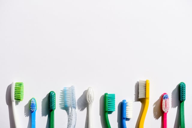 Tots sabem que es tracta d'un objecte personal que no s'ha de compartir. Sí que compartim la pasta de dents (que preferiblement tampoc s'hauria de compartir), però el raspall no s'hauria de fer mai perquè, de fer-se, pot comportar infeccions. La boca és la part més bruta del cos! Així que vigila que ningú es confongui amb el teu i te l'agafi per error.