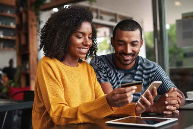 Grandes empresas online han basado sus estrategias de mercado solo hacia el comercio a través de internet, desde las casas, cada usuario puede adquirir los productos de interés vía online, incluso, desde otros países.