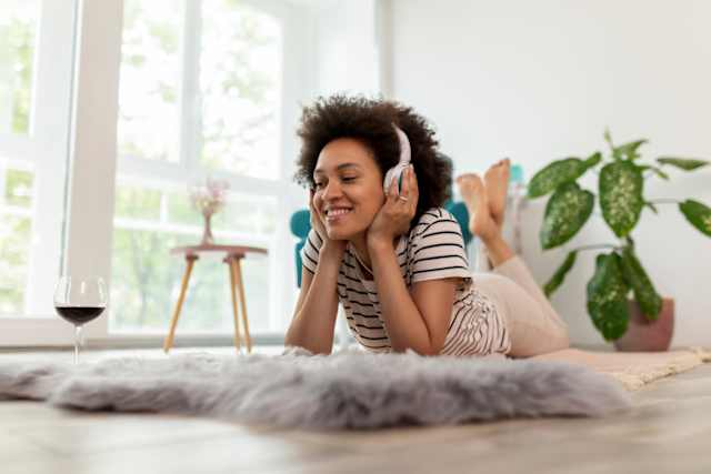 Grandes plataformas ofrecen sus contenidos al mundo virtual, con acceso a un gran catálogo de música  streaming , situación que sucede igual en el mundo del vídeo, incluso, con sitios para descargar subtítulos.