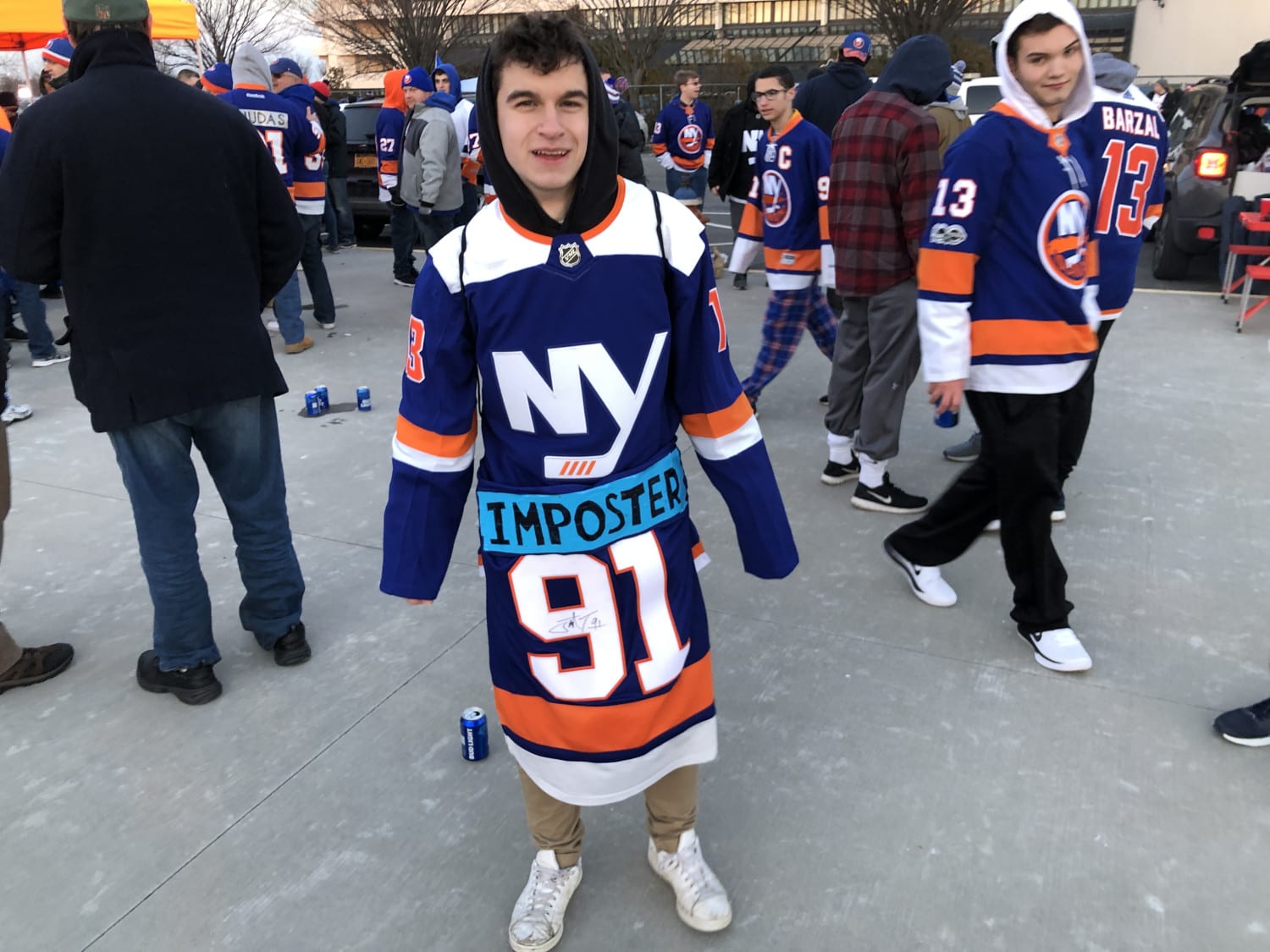 A 'mini invasion' of Whalers fans showed up for Islanders – Hurricanes game