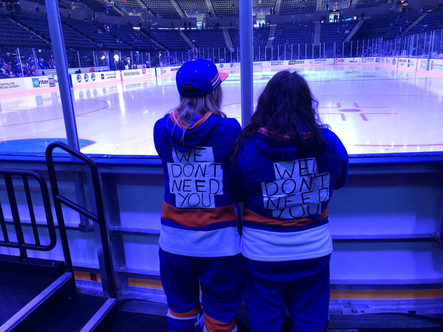 A 'mini invasion' of Whalers fans showed up for Islanders – Hurricanes game