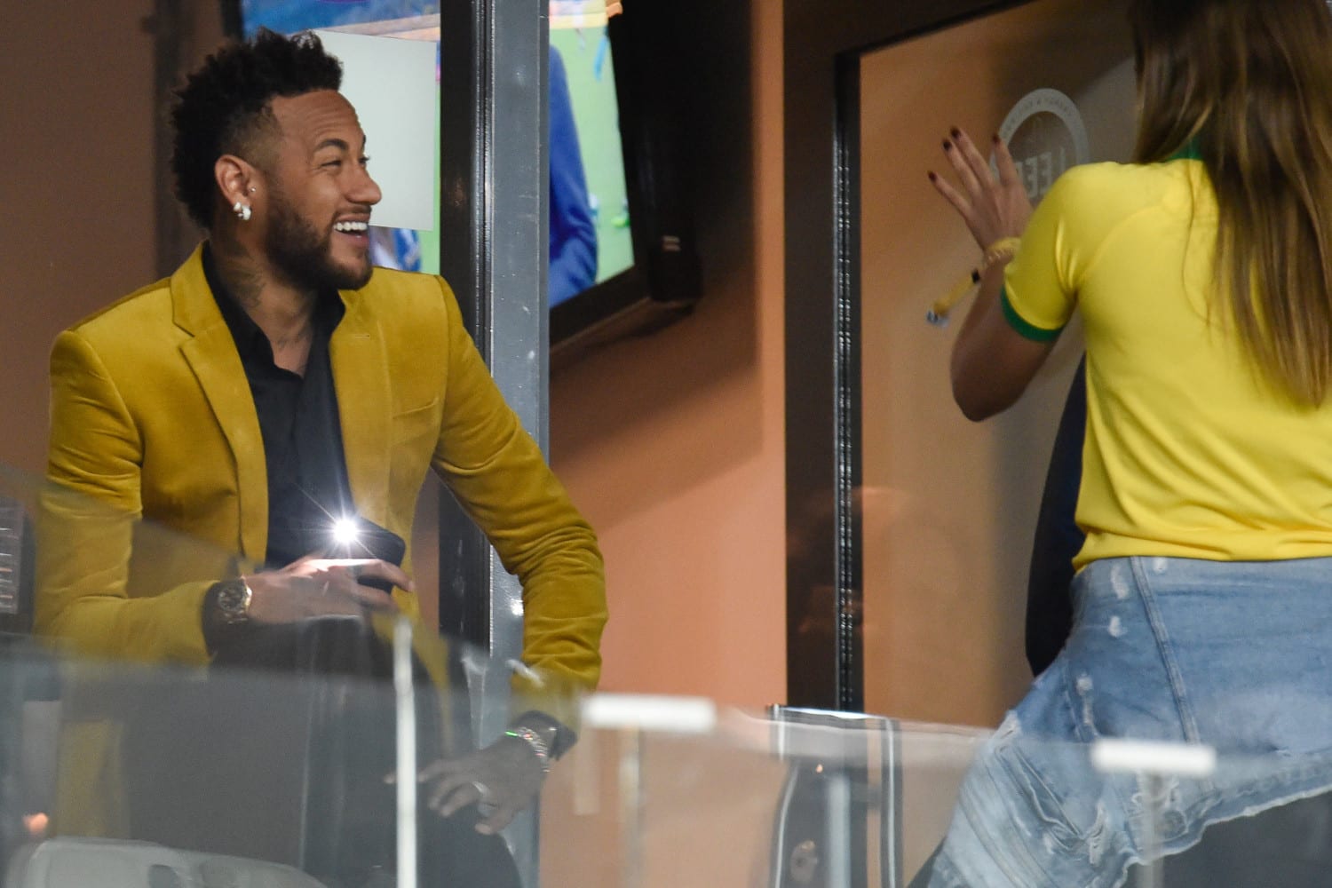Fãs do Brasil botam imagem gigante de Neymar na frente de Messi na