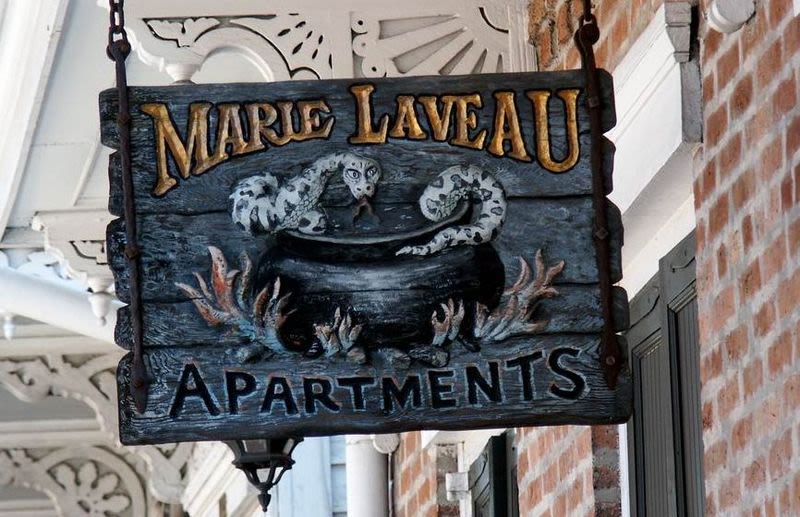 Letrero en la casa donde vivió Marie Laveau.-