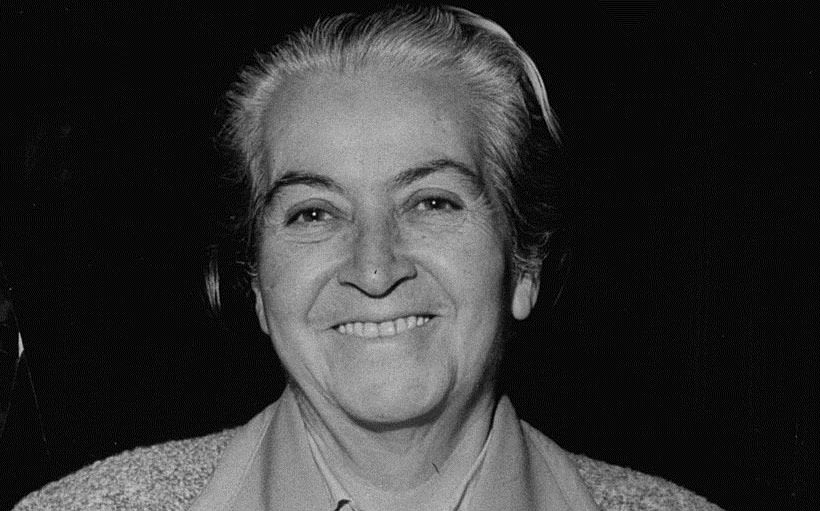 Gabriela Mistral (1889-1957) fue la primera mujer suramericana en ganar un premio Nobel. Sus escritos –en su mayoría poesía-, narran de forma clara y directa emociones fuertes como el amor, la nostalgia, la desolación y la agonía. Sus escritos estuvieron influenciados por el modernismo y por los problemas socioculturales de su país natal Chile. Sus obras más famosas son “Desolación” (1922) y Ternura (1924).Ganó el premio 