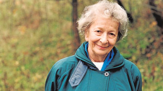 Wisława Szymborska (1923-2012) fue una escritora polaca que mezcló su poesía con filosofía. Con sus poemas intentaba responder a las inquietudes más grandes de la humanidad y sus propios problemas existenciales. Su lenguaje sencillo y fácil de entender la hizo destacarse en la literatura contemporánea, debido a su mezcla única entre espiritualidad, ingenuidad y empatía. Ganó el premio Nobel: 