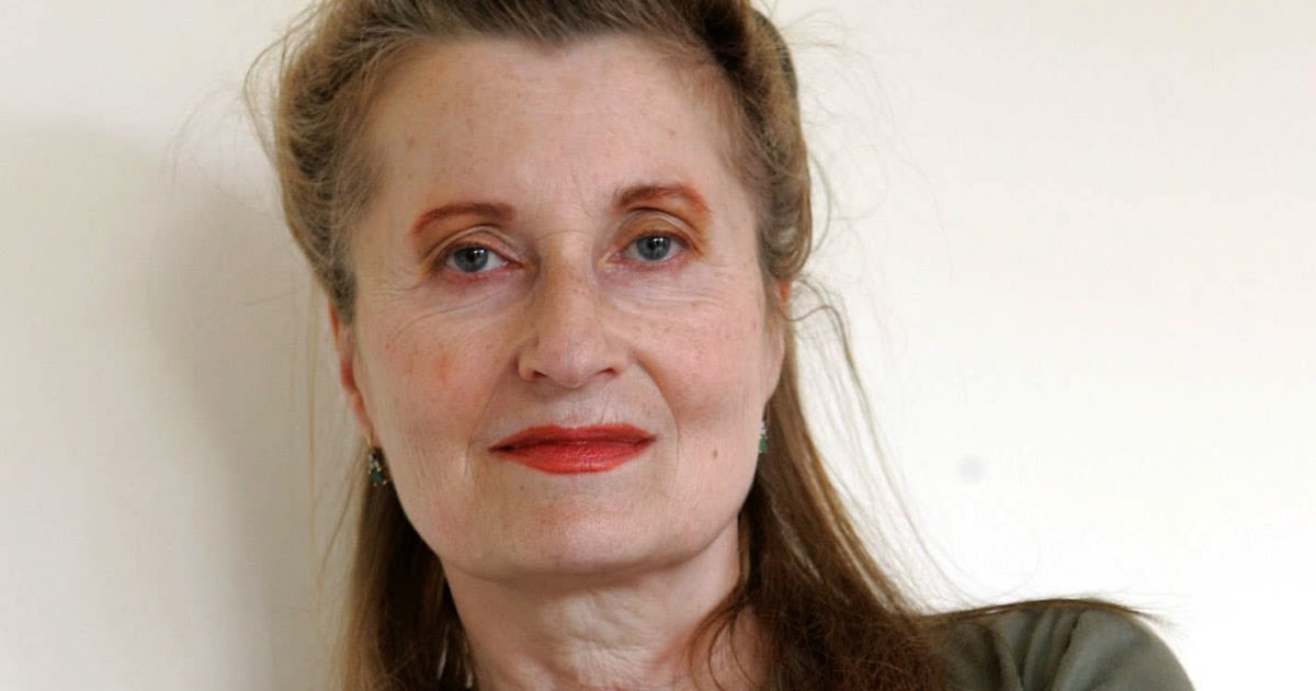 Elfriede Jelinek (1946) es una escritora y activista austríaca que ha dedicado su carrera a defender el feminismo. Su redacción irreverente y sin filtros, critica el consumismo, el sexismo y el sadismo. Es considerada como una de las escritoras más revolucionarias de todos los tiempos. Ganó el Nobel 