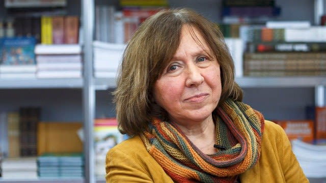 Svetlana Alexiévich (1948) es una escritora ucraniana que dedica sus páginas a describir detalladamente la experiencia de los individuos antes, durante y después de la Unión Soviética. Fue galardonada con el premio Nobel 