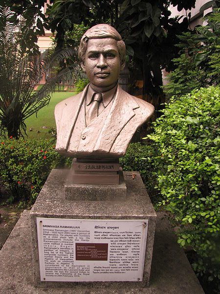 Busto de Ramanujan en el jardín del Birla Industrial & Technological Museum.