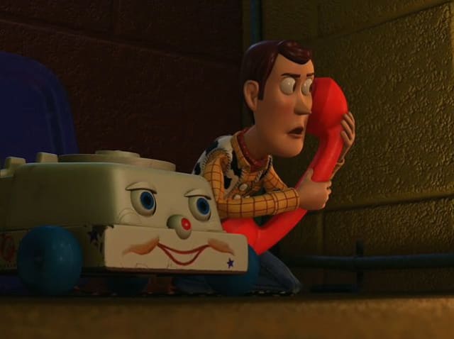 El teléfono aparece en Toy Story 3 y ayuda a Woody a escapar de Sunnyvale