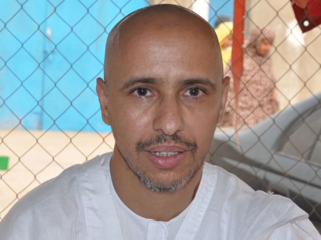 Mohamedou Ould Slahi pasó 14 años de su vida en Guantánamo sin ser acusado de ningún delito. Se convirtió en uno de los casos más notables de la prisión, puesto que escribió un libro contando detalladamente cada una de las torturas que sufrió dentro de la cárcel. Cuenta además como era el trato de los soldados americanos con los reos. El libro se titula "Guantánamo Diary".