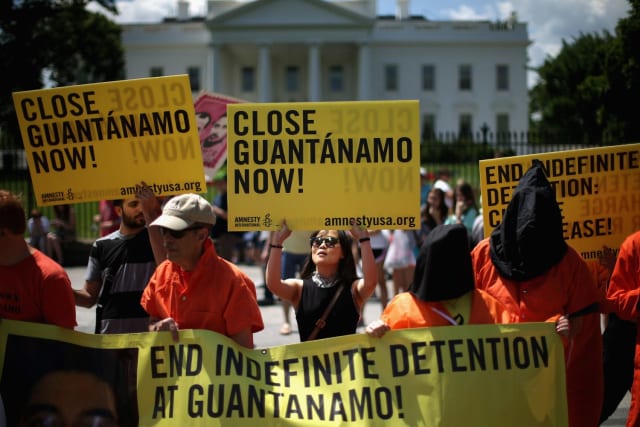 "¡Cierra Guantánamo ahora!" "¡Termina con la detención indefinida en Guantánamo!" Son algunas de las consignas de los protestantes.